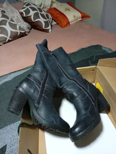 Botas negras de cuero con tacón alto - miniatura 3