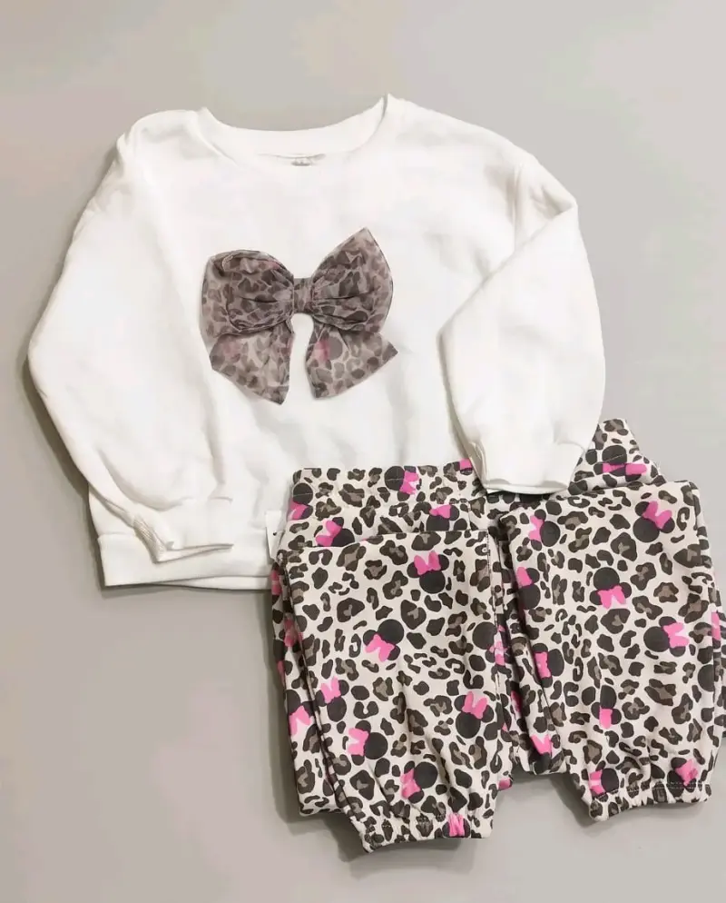 Conjunto infantil con moño y estampado animal print