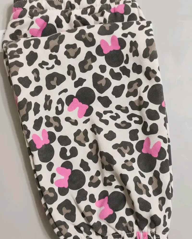 Conjunto infantil con moño y estampado animal print - 2