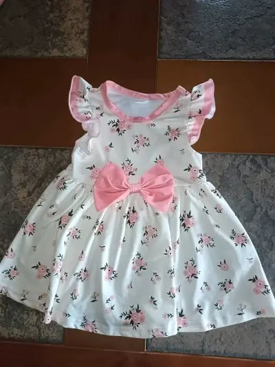 Vestido de niña con flores y lazo rosa - miniatura 1