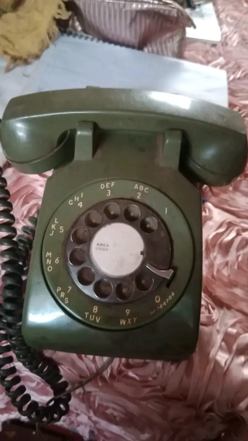 Teléfono antiguo de disco verde