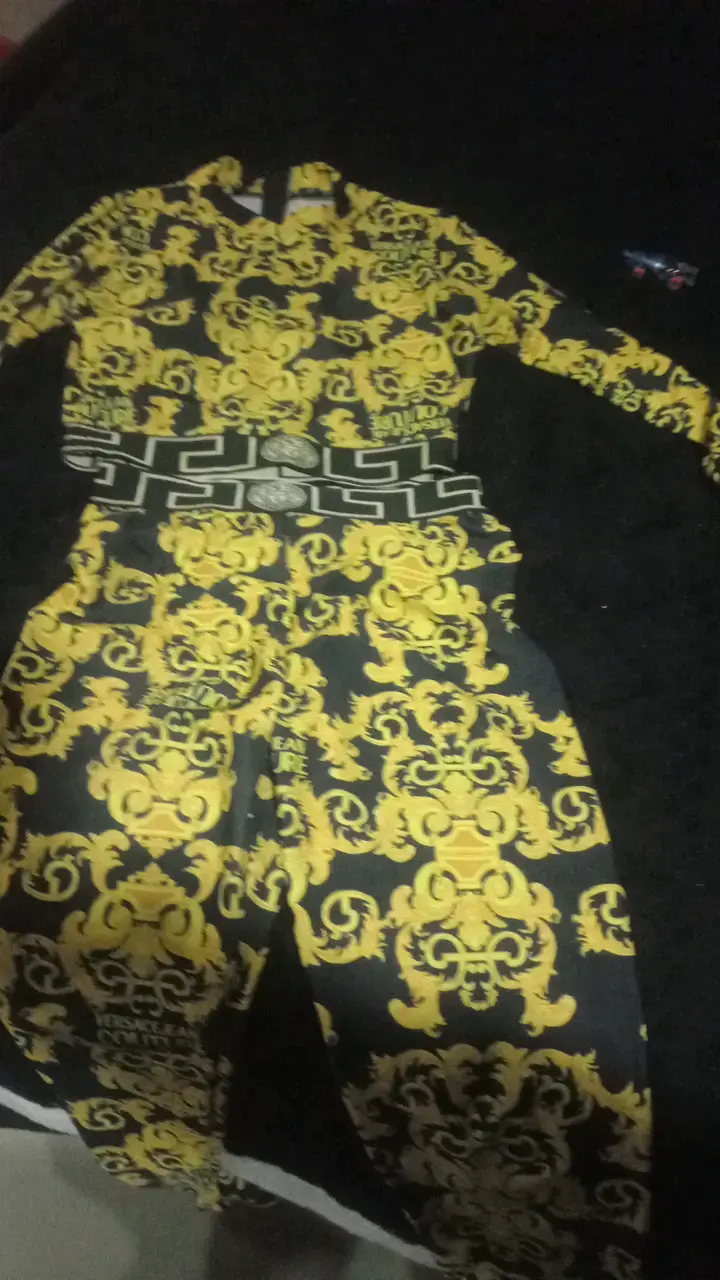 Conjunto deportivo estampado dorado y negro