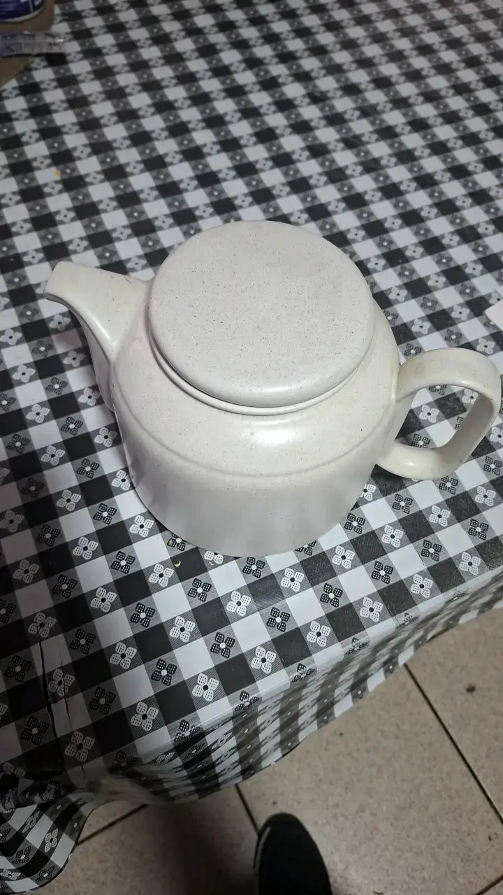 Tetera de cerámica blanca con tapa - 2