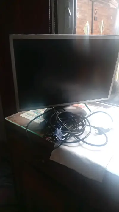 Monitor LCD con cables incluidos - miniatura 1