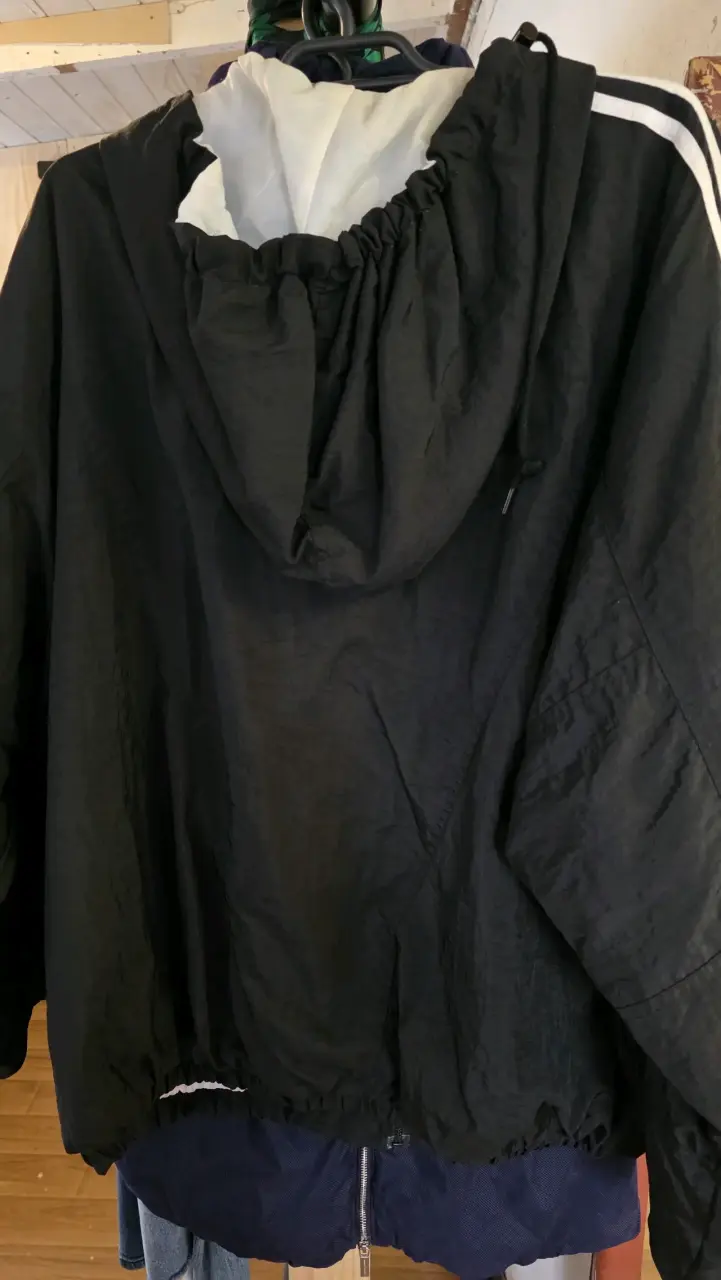 Chaqueta cortaviento negra Adidas con capucha - 2