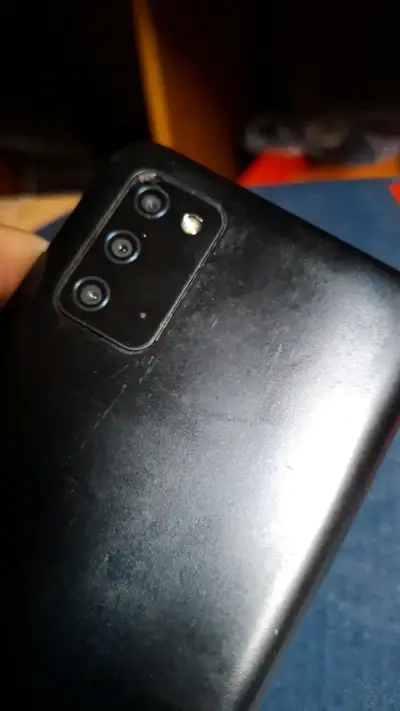 Smartphone Samsung con triple cámara trasera - miniatura 2