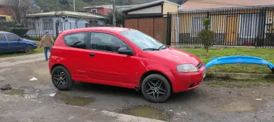 Auto compacto rojo en buen estado - miniatura 1