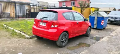Auto compacto rojo en buen estado - miniatura 2