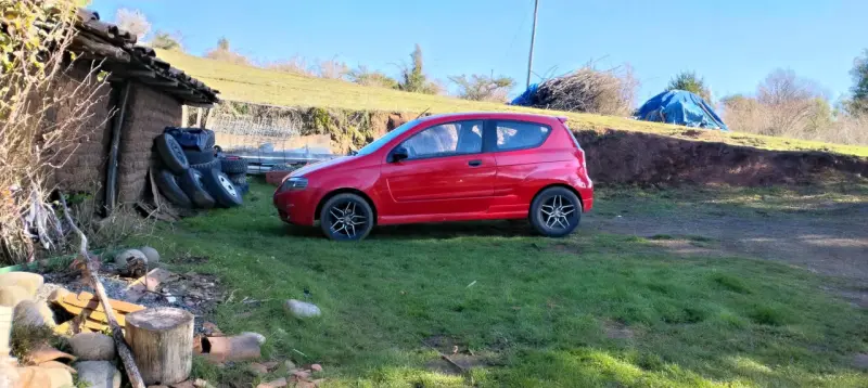 Auto compacto rojo en buen estado - 3