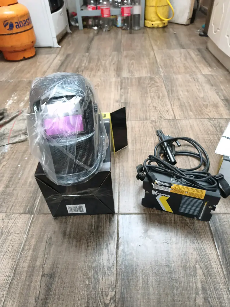 Máscara de soldar Steelpro con soldadora Krafter - 2