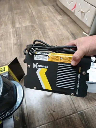 Máscara de soldar Steelpro con soldadora Krafter - miniatura 3
