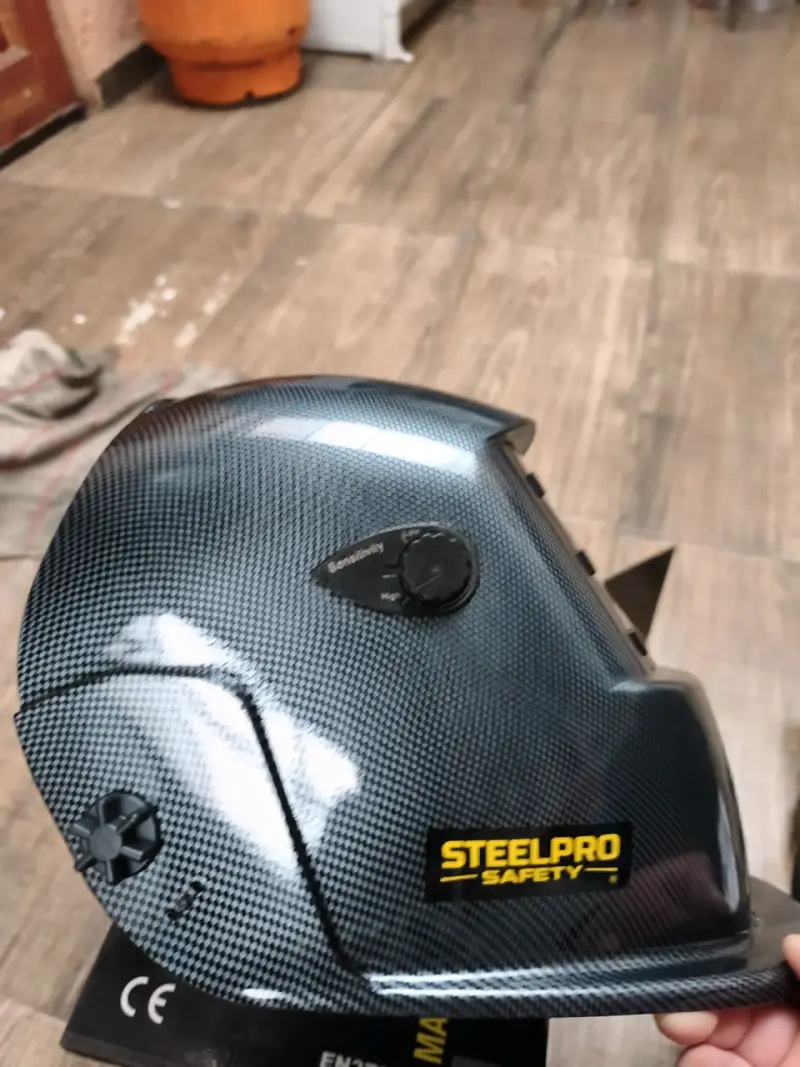 Máscara de soldar Steelpro con soldadora Krafter - 5