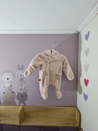Enterito de bebé polar rosado con capucha - miniatura 2