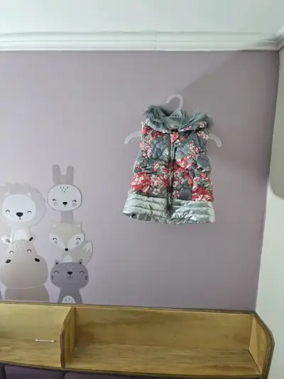 Chaleco Infantil Acolchado con Capucha de Pelo - miniatura 1
