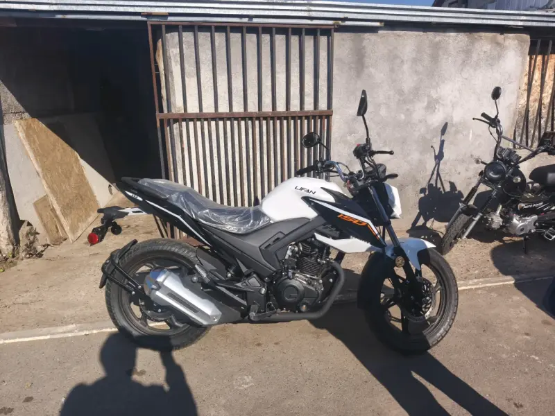 Moto Lifan 150cc blanca en buen estado - 1