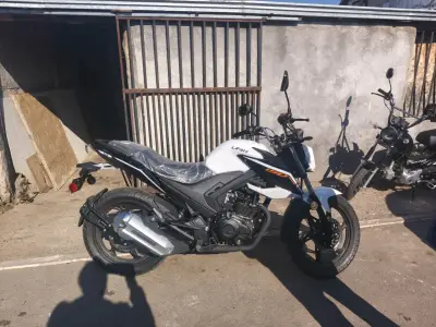 Moto Lifan 150cc blanca en buen estado - miniatura 1