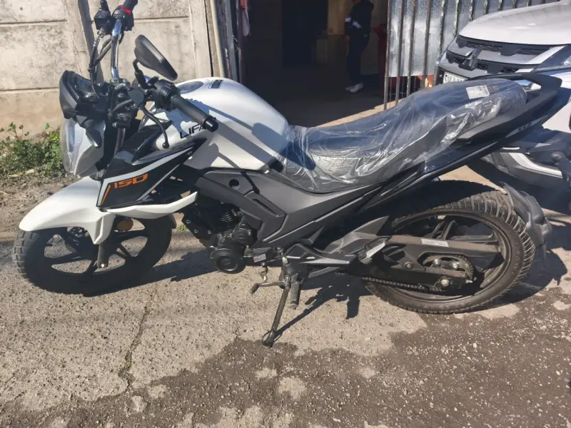 Moto Lifan 150cc blanca en buen estado - 3
