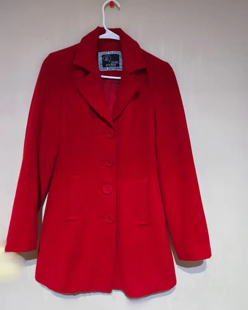 Abrigo rojo elegante para mujer - 1