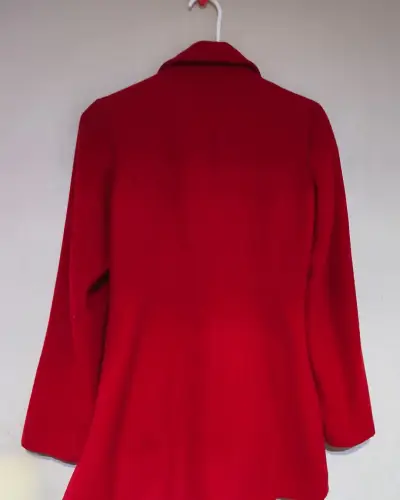 Abrigo rojo elegante para mujer - miniatura 2