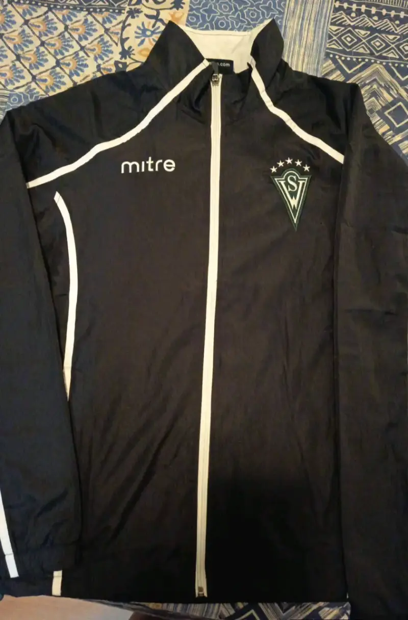 Chaqueta deportiva Mitre negra con logo - 1