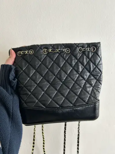 Bolso negro acolchado estilo chanel - miniatura 1