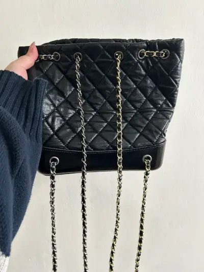 Bolso negro acolchado estilo chanel - miniatura 2