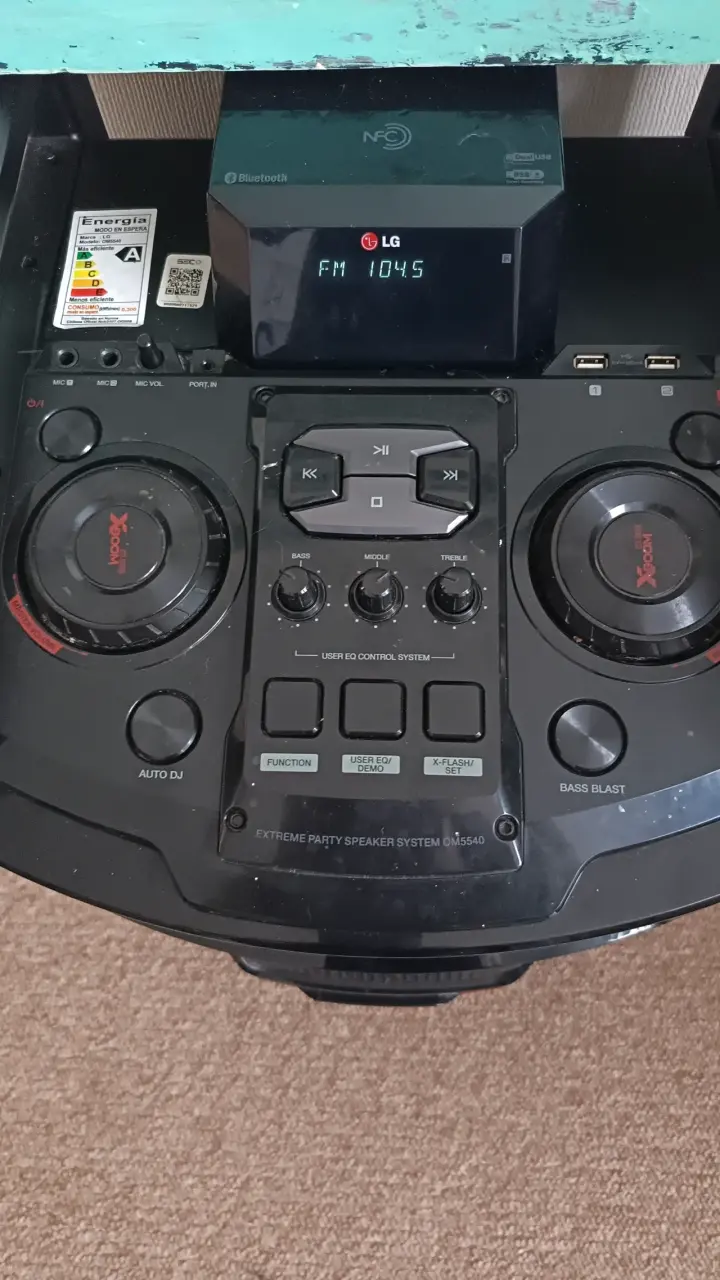 Parlante LG XBOOM OM5540 con Bluetooth - 1