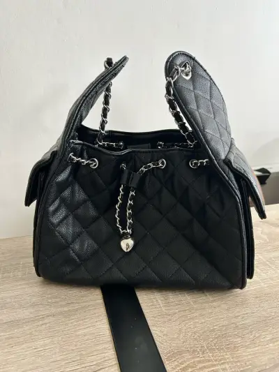 Bolso negro acolchado tipo Chanel 25 - miniatura 1