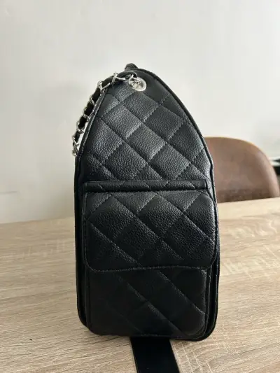 Bolso negro acolchado tipo Chanel 25 - miniatura 2
