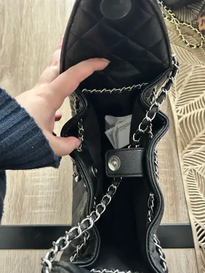 Bolso negro acolchado tipo Chanel 25 - miniatura 4