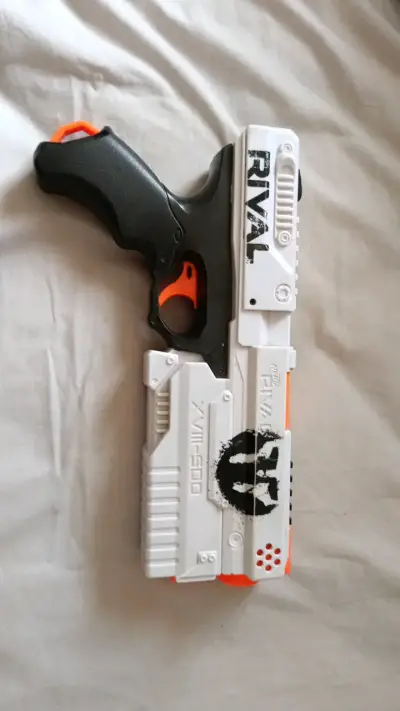 Pistola Nerf Rival blanca y negra - miniatura 1