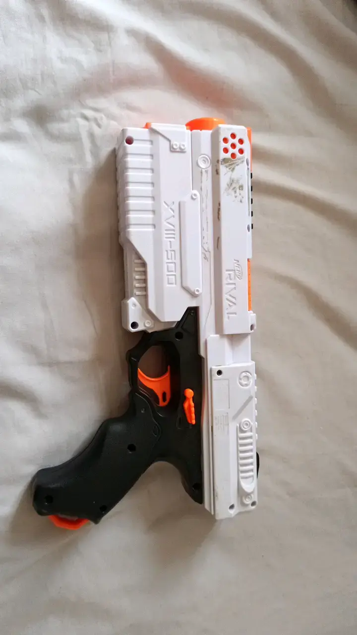 Pistola Nerf Rival blanca y negra - 2