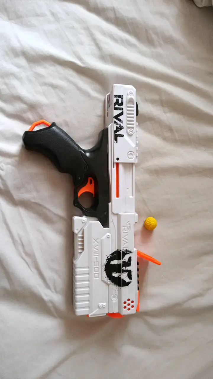 Pistola Nerf Rival blanca y negra - 3