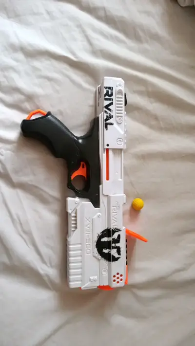 Pistola Nerf Rival blanca y negra - miniatura 3