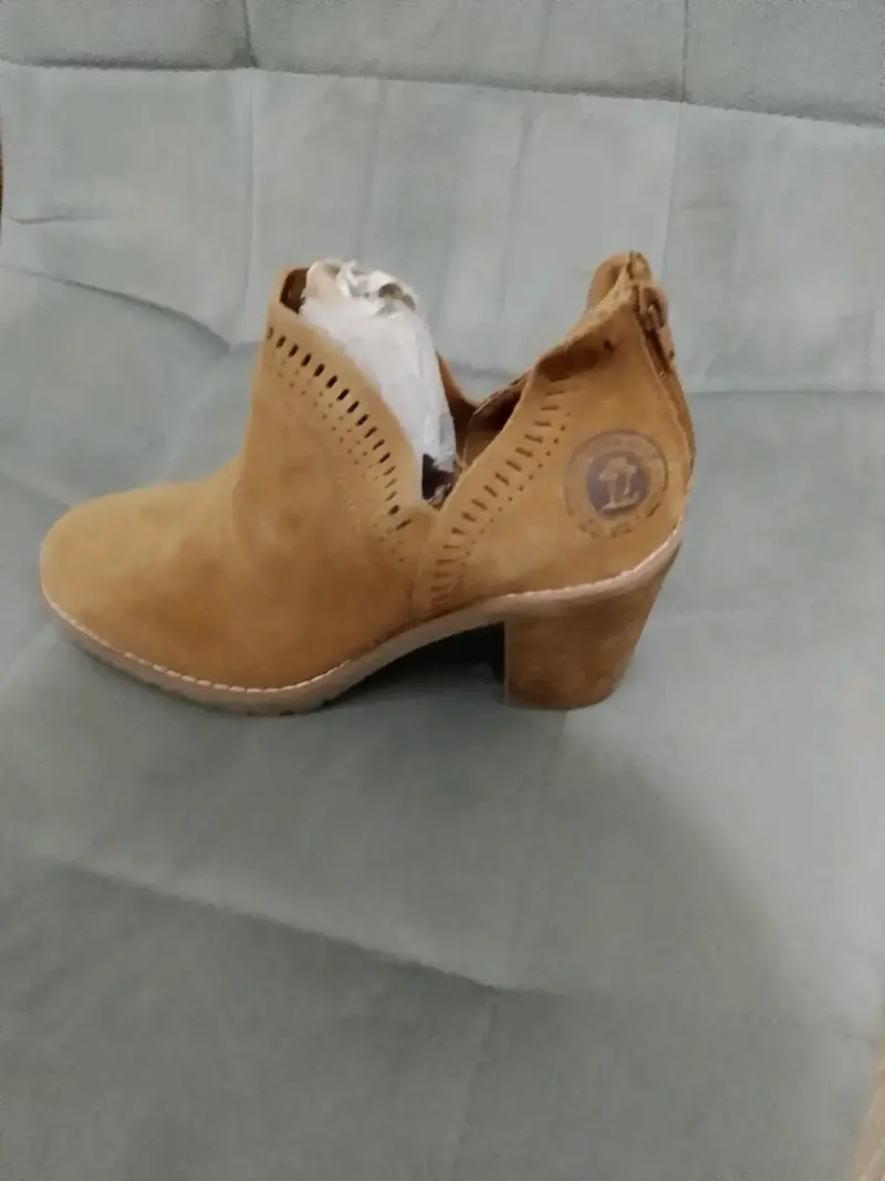 Botines de gamuza color camel con tacón