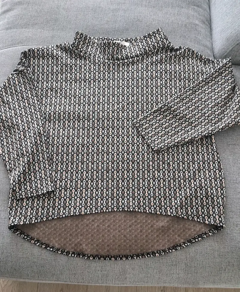 Polera de manga larga con estampado geométrico - 2