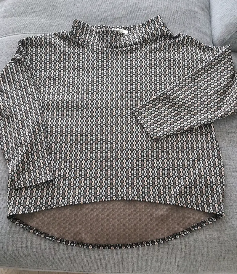 Polera de manga larga con estampado geométrico - 3