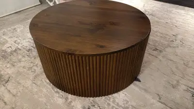 Mesa de centro redonda de madera con almacenamiento - miniatura 3
