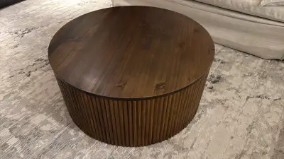 Mesa de centro redonda de madera con almacenamiento - miniatura 4
