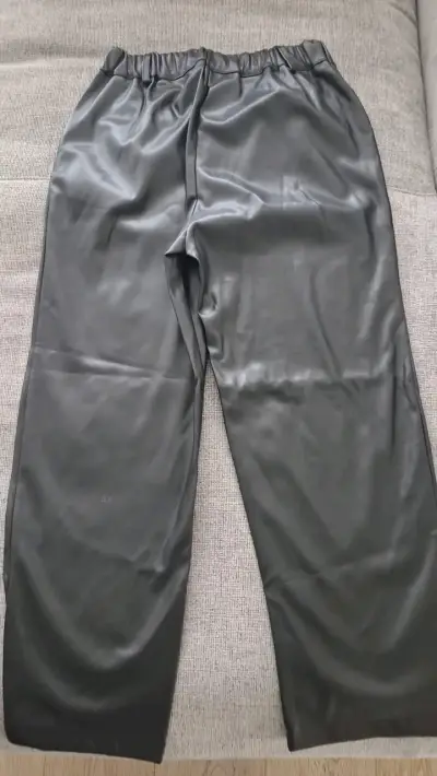 Pantalones de cuero sintético negro para mujer - miniatura 2