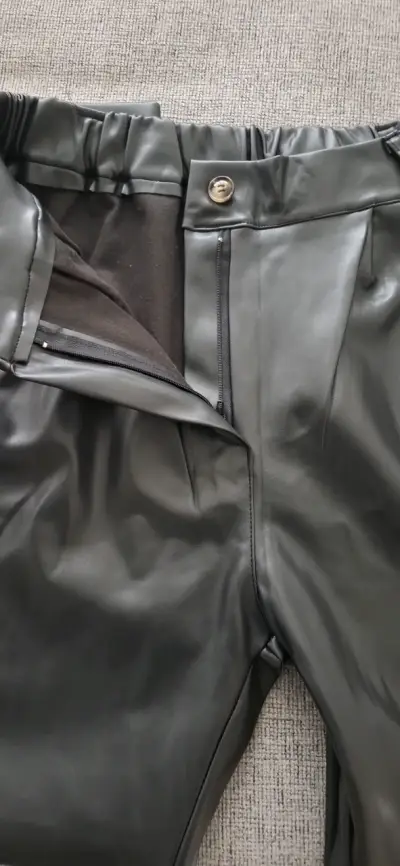 Pantalones de cuero sintético negro para mujer - miniatura 3