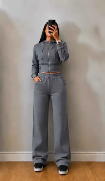 Conjunto con brillos mujer con capucha y pantalón - miniatura 3