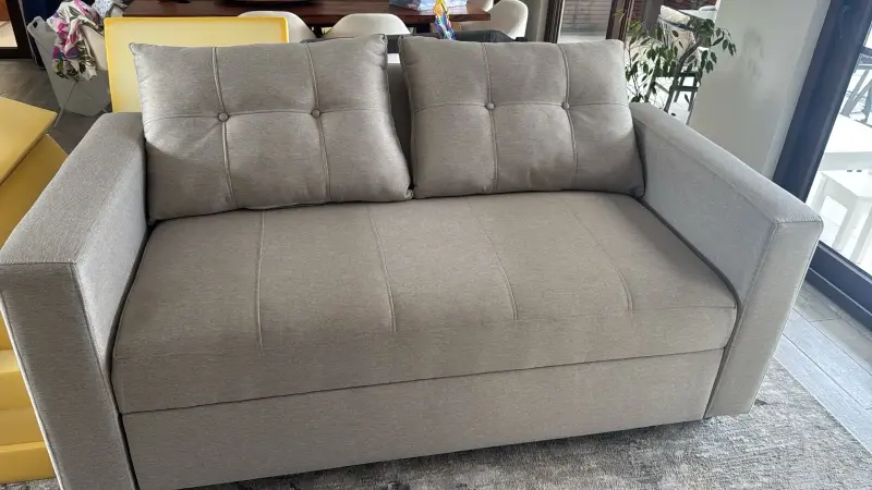 Sofá cama gris con diseño moderno - 1