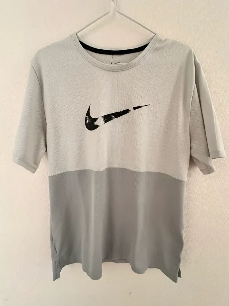 Polera deportiva gris Nike con logo