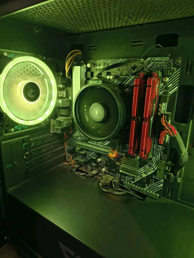 PC Gamer Asus / AMD Ryzen 3 3200G y 16GB RAM - 1