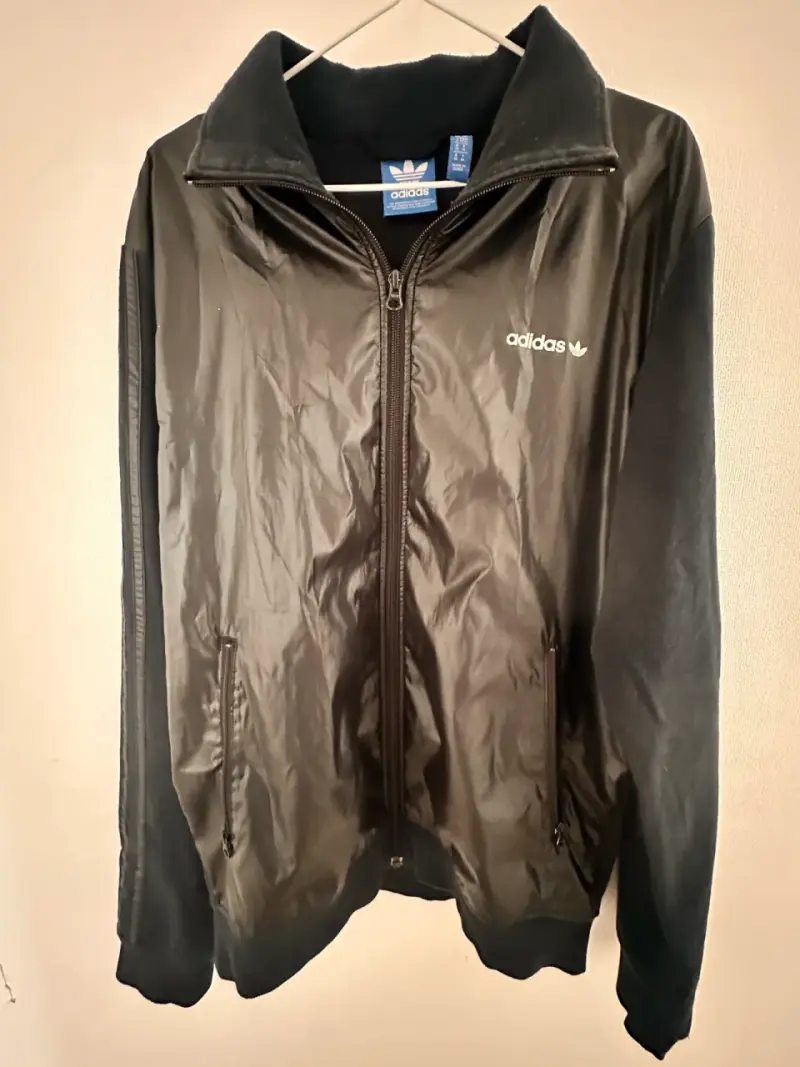 Chaqueta deportiva negra Adidas con cierre