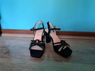 Sandalias de Tacón Negro con Brillo para Mujer - miniatura 1