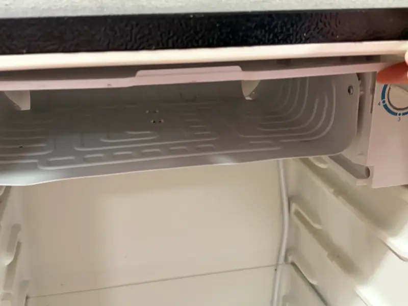 Refrigerador pequeño libero café con abridor - 3