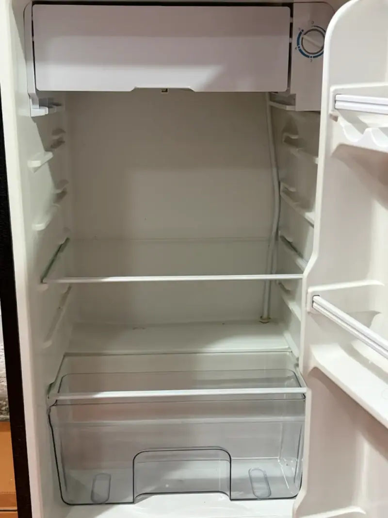 Refrigerador pequeño libero café con abridor - 5