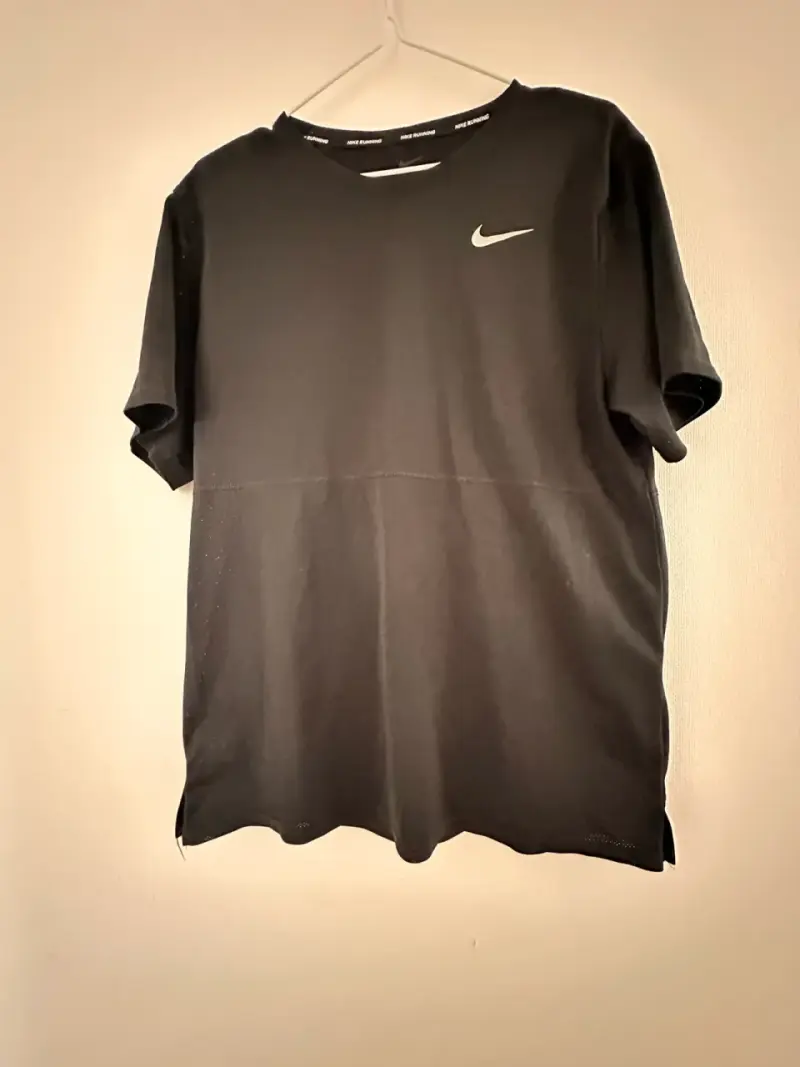 Polera deportiva negra Nike para hombre